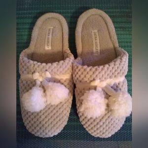 NEW LAURA ASHLEY MEMORY FOAM SPA CLOG COLLECTION, LIGHT GRAY, SIZE 6 1/2- 7 1/2